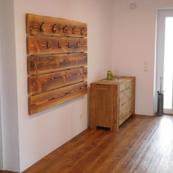 Kundenprojekt: Garderobe aus geflammter Lärche